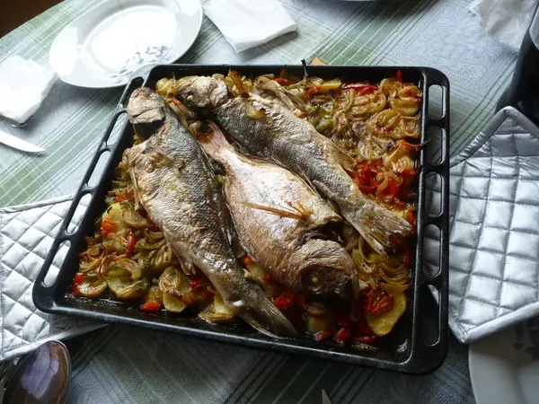 Lubina a la espalda con bilbaína de langostinos