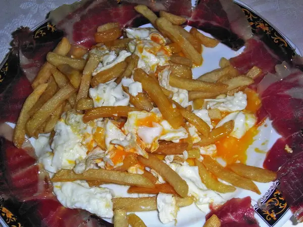 Huevos rotos con bacon
