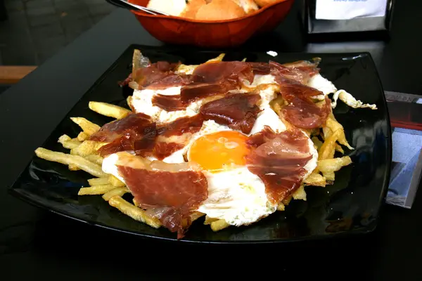 Huevos rotos con picadillo